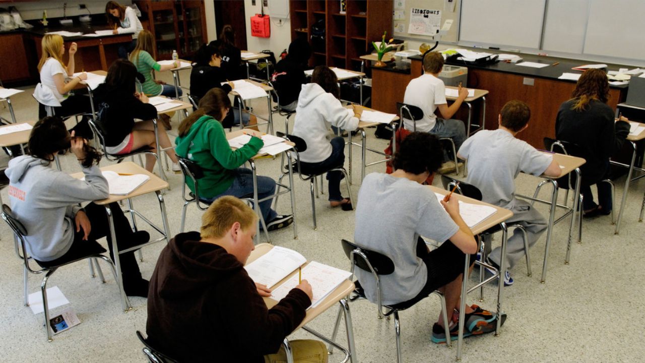 Detienen maestra por hacer una lista con los nombres de los estudiantes que quería matar