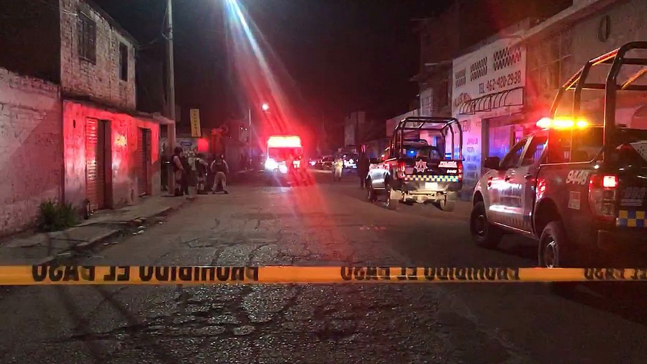 Seis mujeres y cinco hombres masacrados en un bar de Guanajuato, México