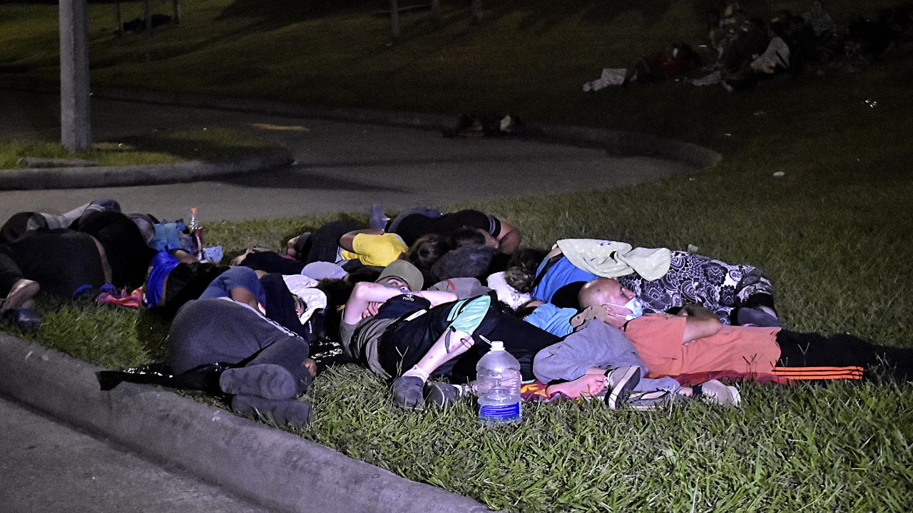 Guatemala expulsa a casi 100 migrantes en puesto fronterizo con Honduras