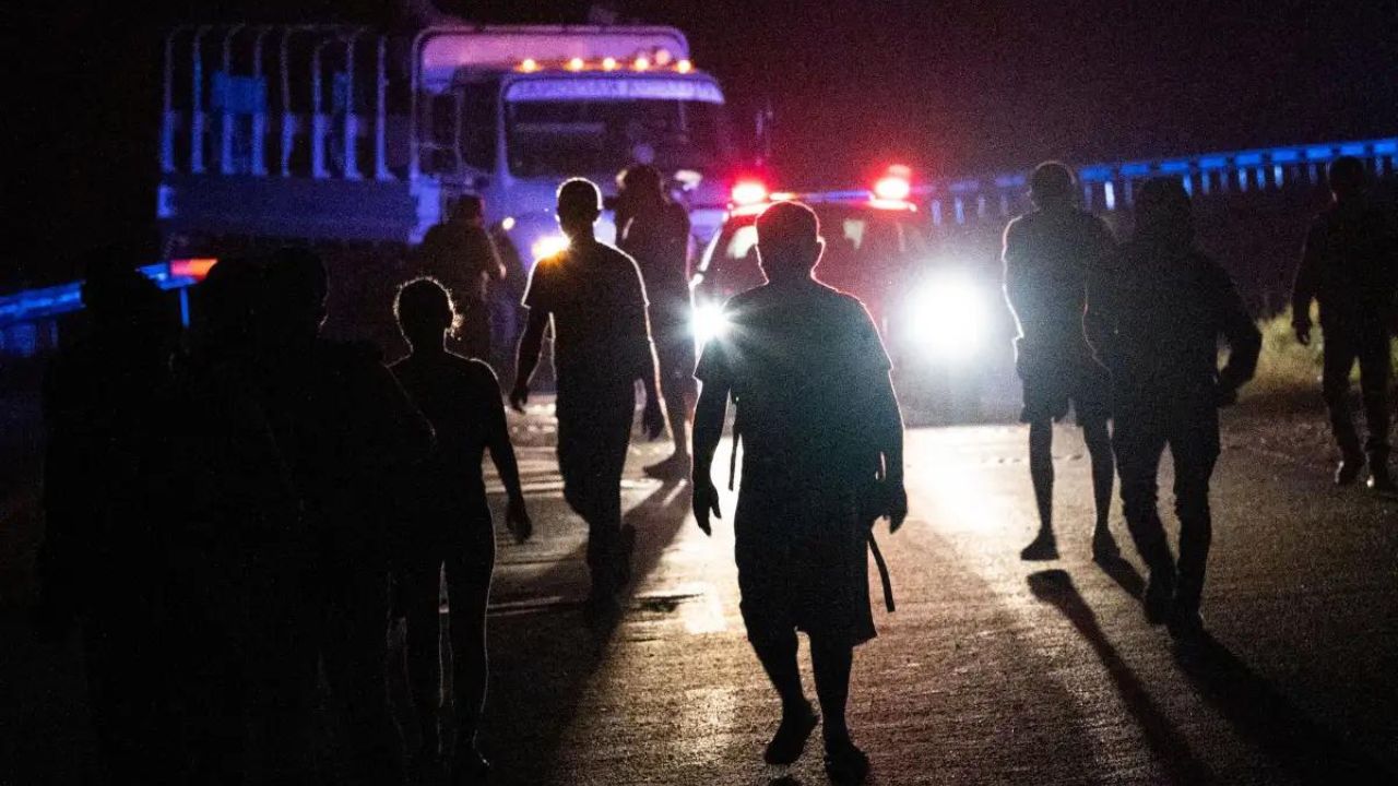 Encuentran a 19 migrantes, entre ellos hondureños, hacinados en una camioneta en México
