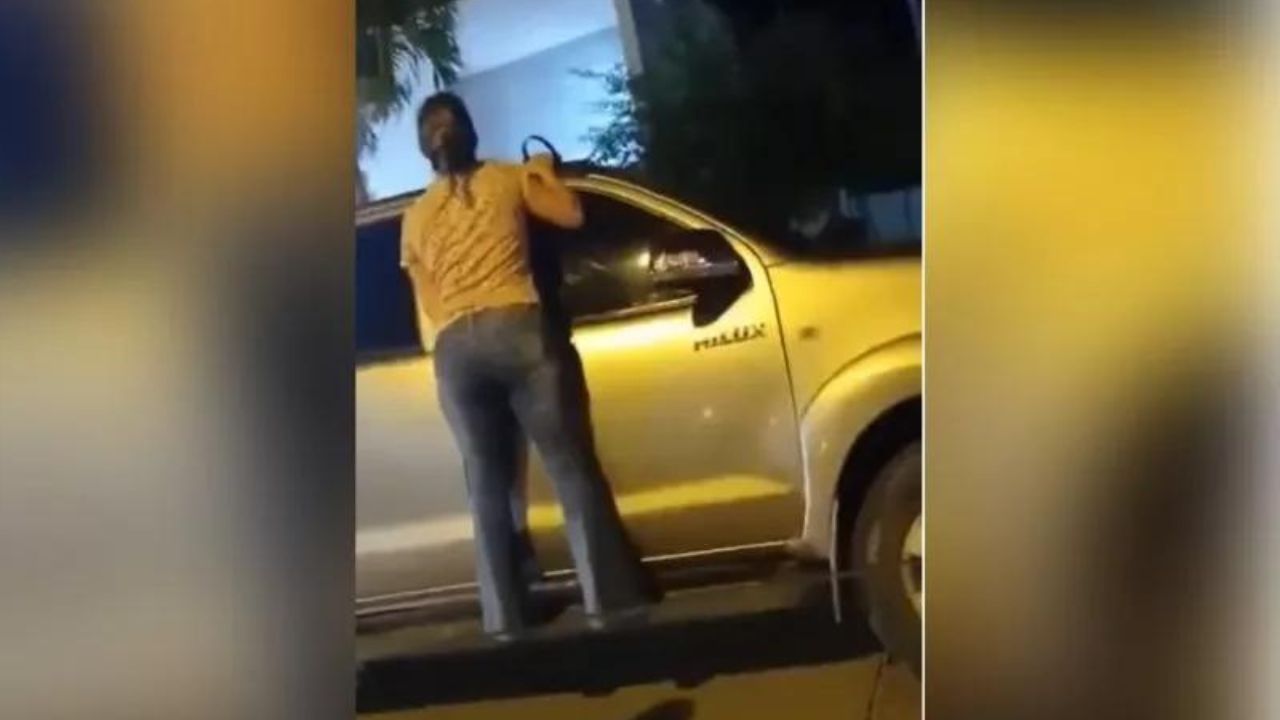 'No se baje': Mujer se colgó de una camioneta para descubrir a la 'amante' de su esposo