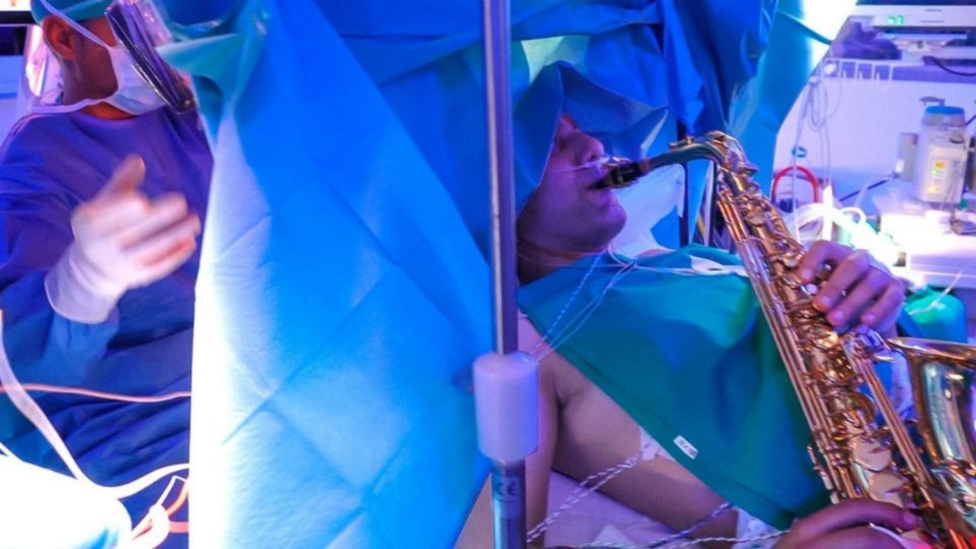 En video: un músico tocó el saxofón mientras le quitan un tumor cerebral