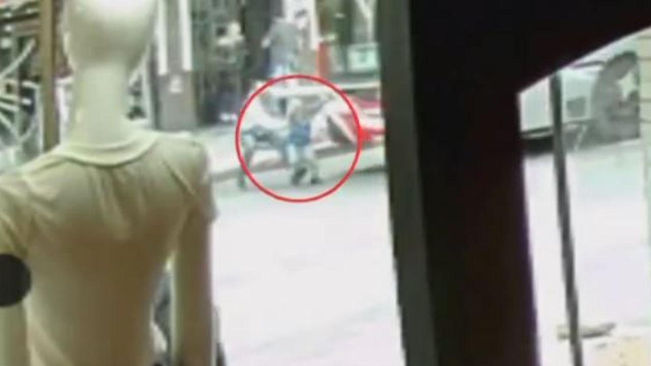 Video: Niño suelta la mano de su padre, cruza la calle y es embestido por un bus
