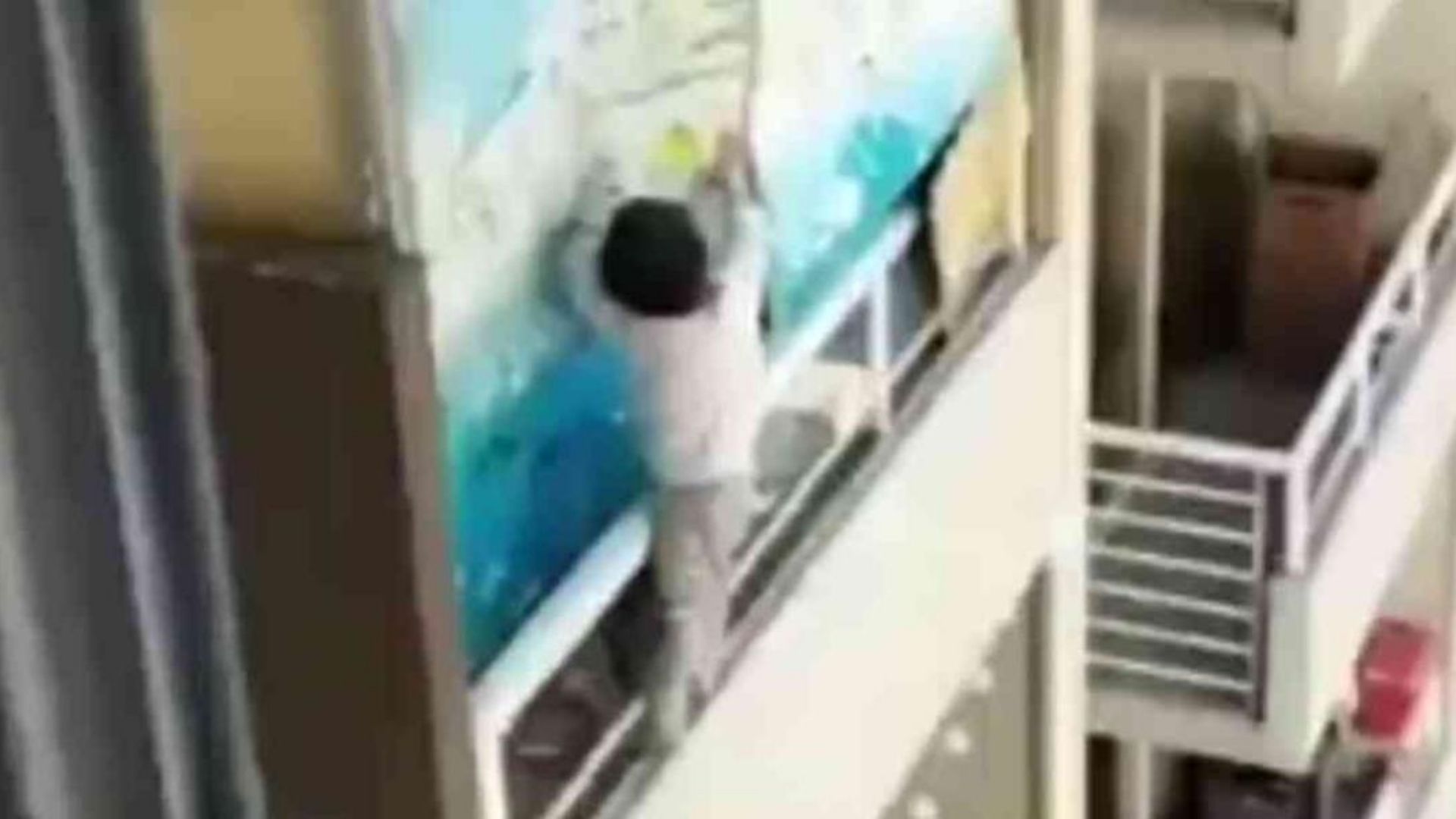 En video: captan a un niño caminando en balcón en el piso 21 de un apartamento en Chile