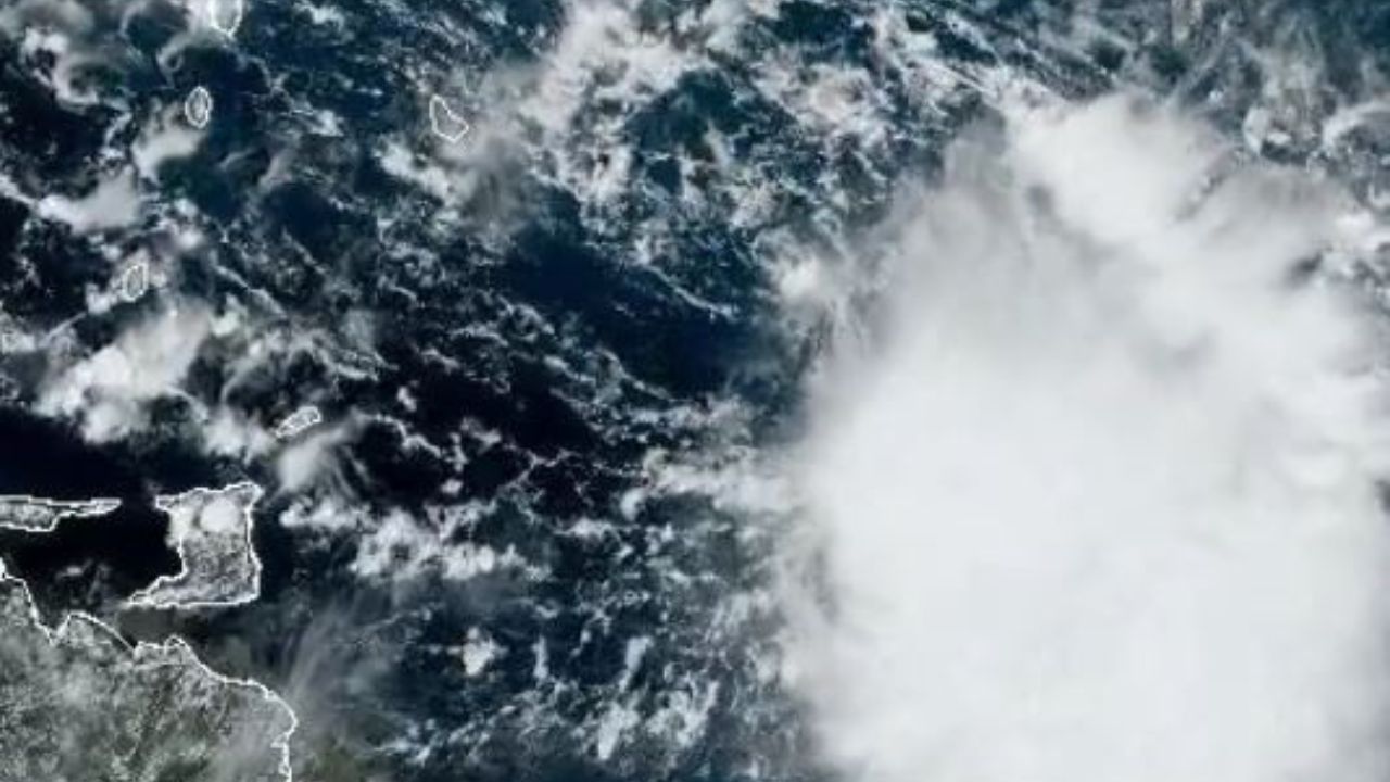 Se forma en el Atlántico la depresión tropical Doce, que tendrá 'corta vida'