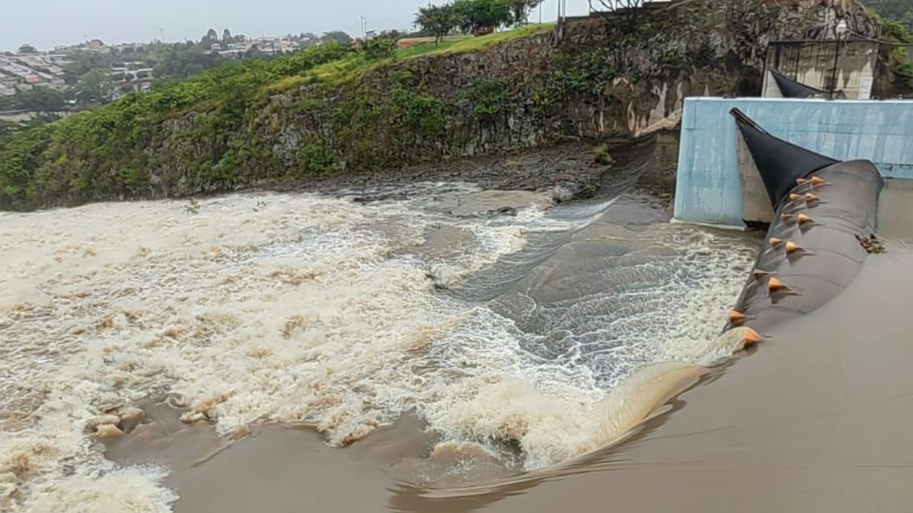 Se rebalsa la represa Los Laureles por fuertes lluvias, ¿representa algún peligro en la capital?