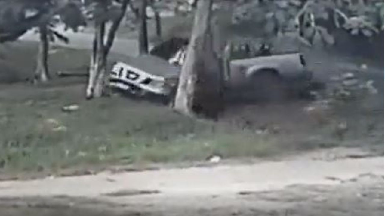 Video: Director de escuela hondureño muere tras impactar con su carro contra un árbol en Cortés