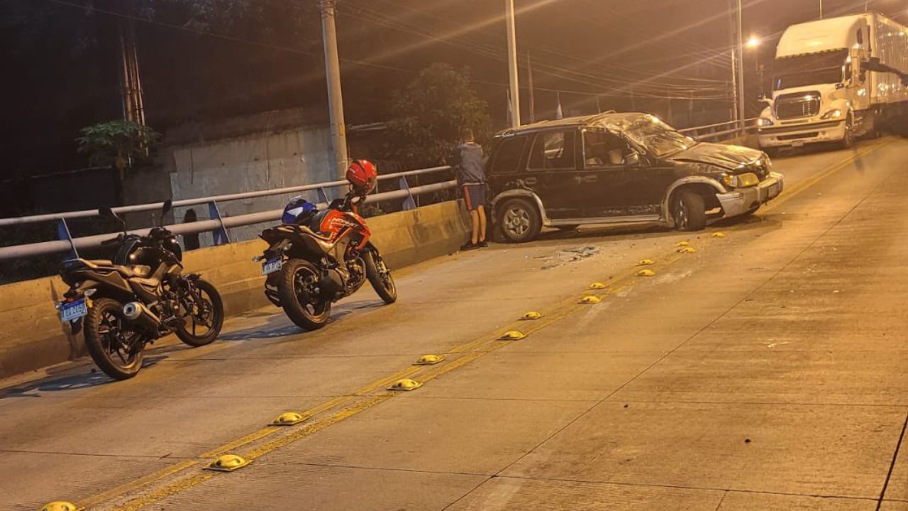 Hondureño se salva de morir tras dar vueltas con su vehículo en un puente de Tegucigalpa