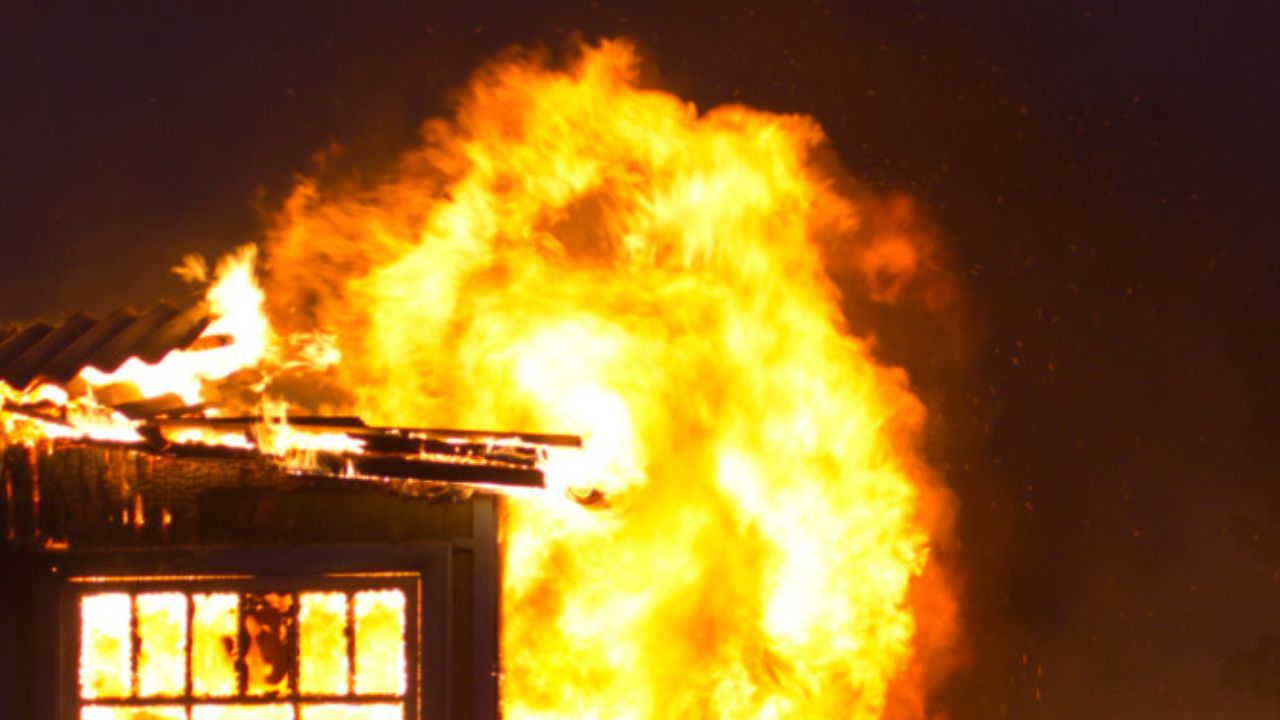Anciano de 85 años mató a su esposa incendiando la casa, pero no pudo escapar de las llamas y falleció quemado