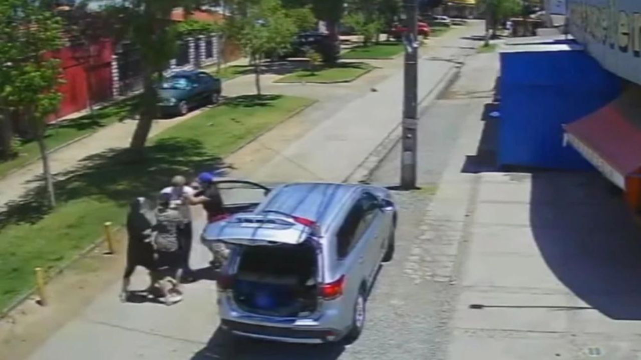 Abuelito se refugió en el baúl de su auto para evitar que se lo robaran
