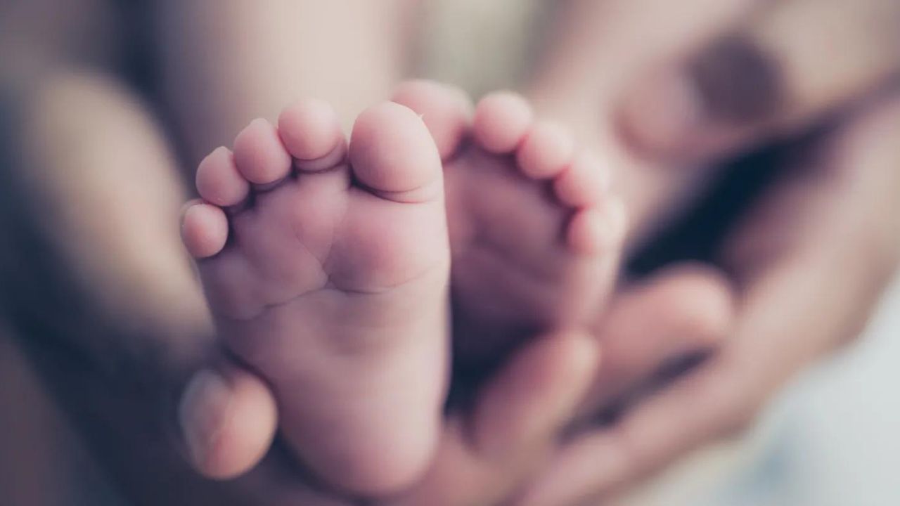 Hombre intentó vender a su hija de 2 meses por Facebook; fue denunciado por alguien con el que negoció