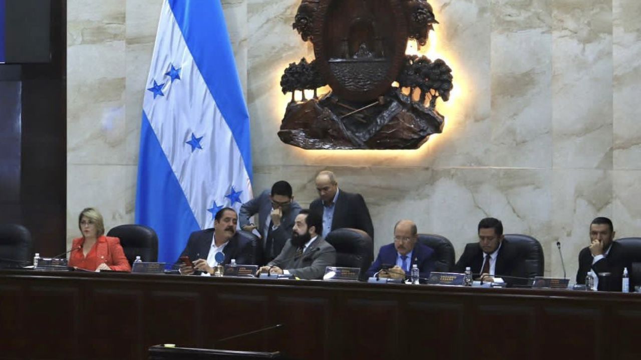 Congreso hondureño aprueba endeudamiento de $ 555 millones durante sesión a altas horas de la noche