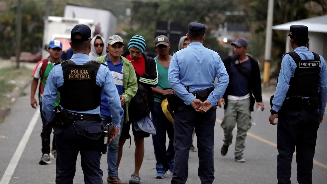 Policía Nacional detiene a 45 migrantes de Cuba y 11 posibles traficantes de personas