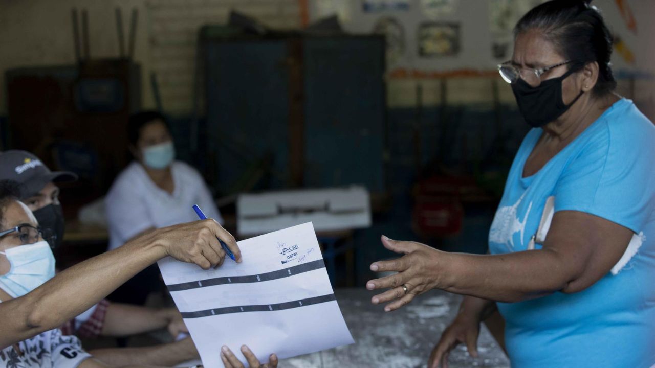 Imagen de Cierran colegios electorales en comicios municipales de Nicaragua
