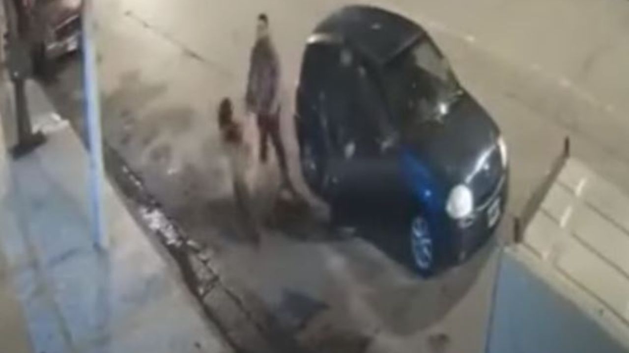 Captan a hombre dándole brutal bofetada a su pareja que tenía un bebé en brazos