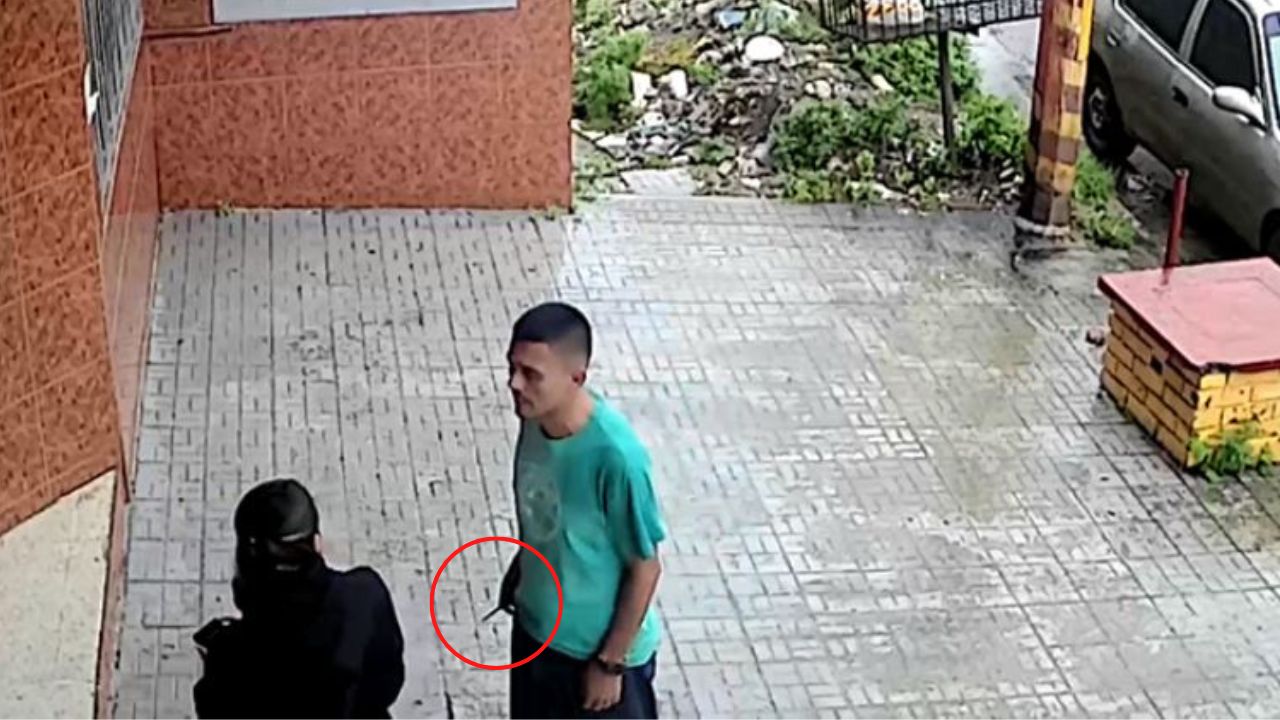 Captan a hombre asaltando a una mujer en San Pedro Sula: le quitó el celular y huyó en bicicleta