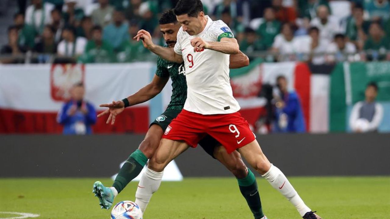 Lewandowski y Szczesny bajan de la nube a una notable Arabia