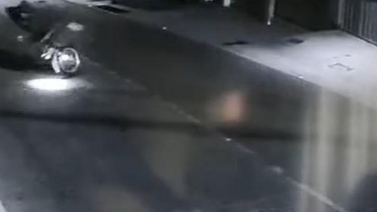 Video capto a motociclista sufrir accidente tras caer en enorme bache