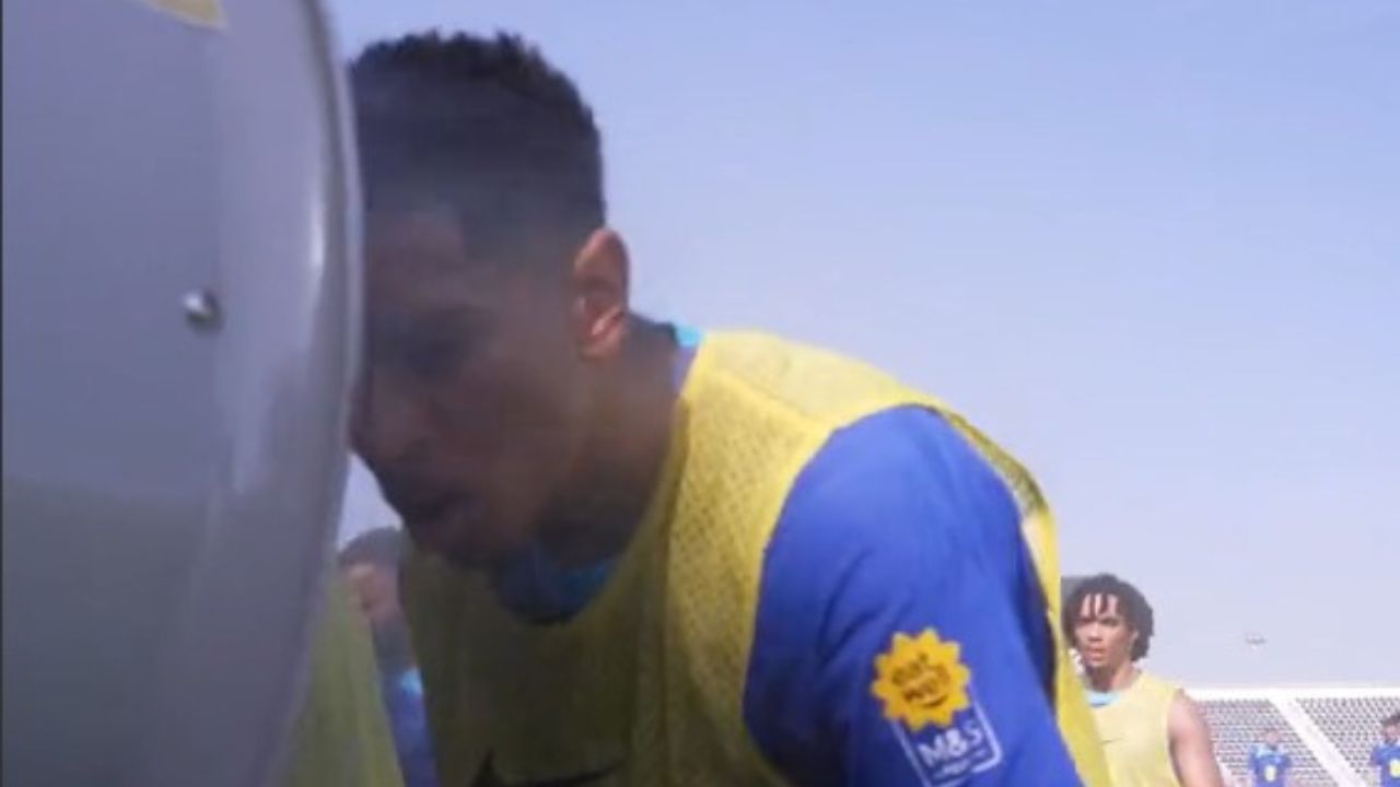 ¡Con calor! Así 'sufren' jugadores ingleses en su llegada a Qatar