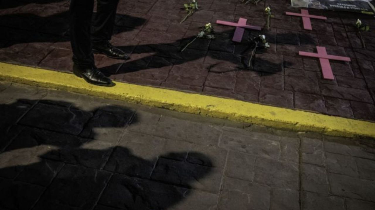 Sicarios acribillan a mujer mientras comía en un restaurante