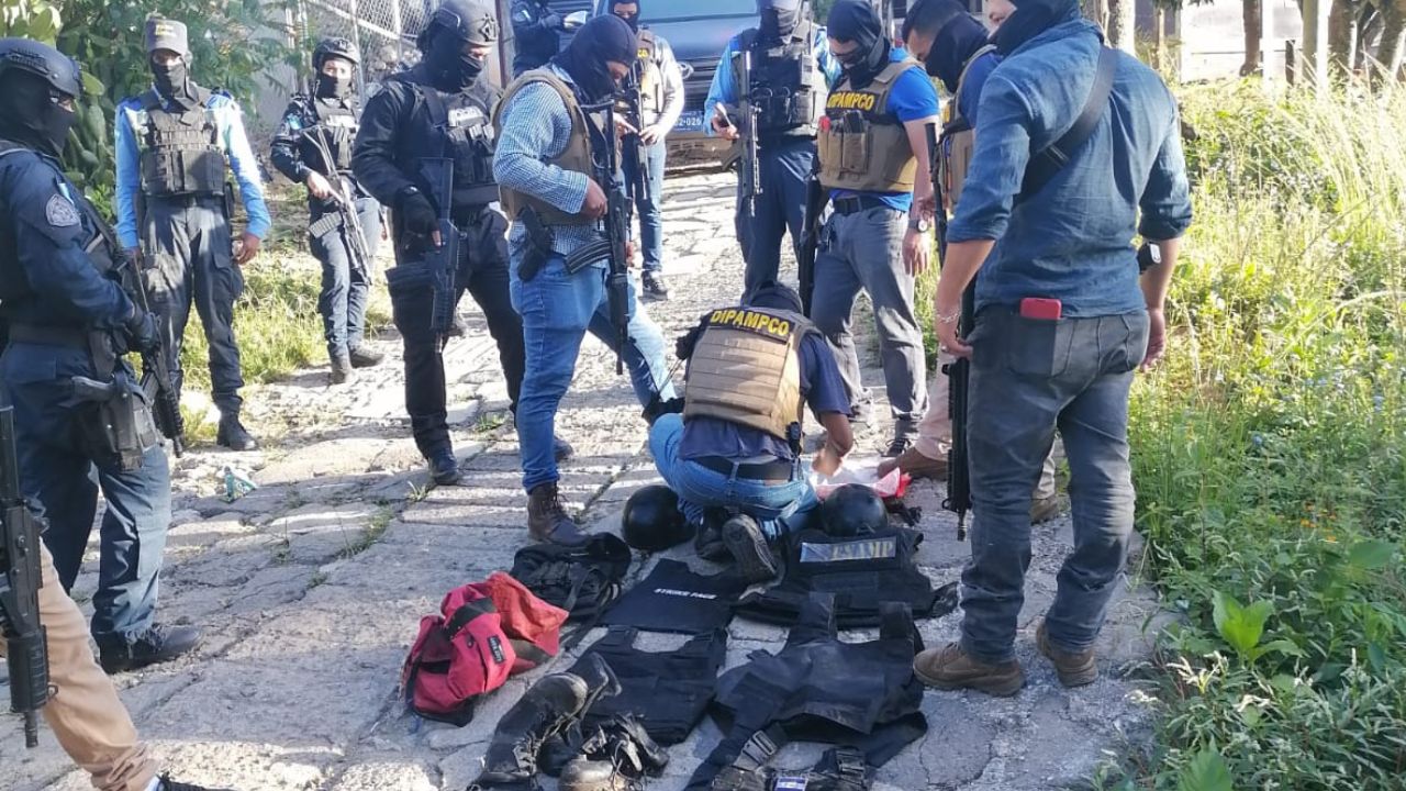 Imagen de Hallan indumentaria militar semienterrada en aldea El Lolo; el operativo se ejecuta hasta con drones