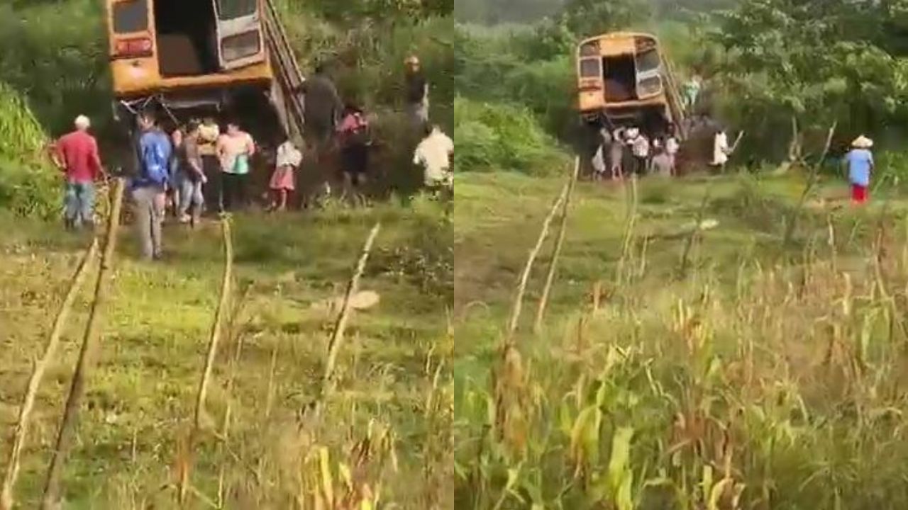 Vídeo: Bus lleno de pasajeros se sale de la carretera y termina inclinado en un abismo en Atlántida