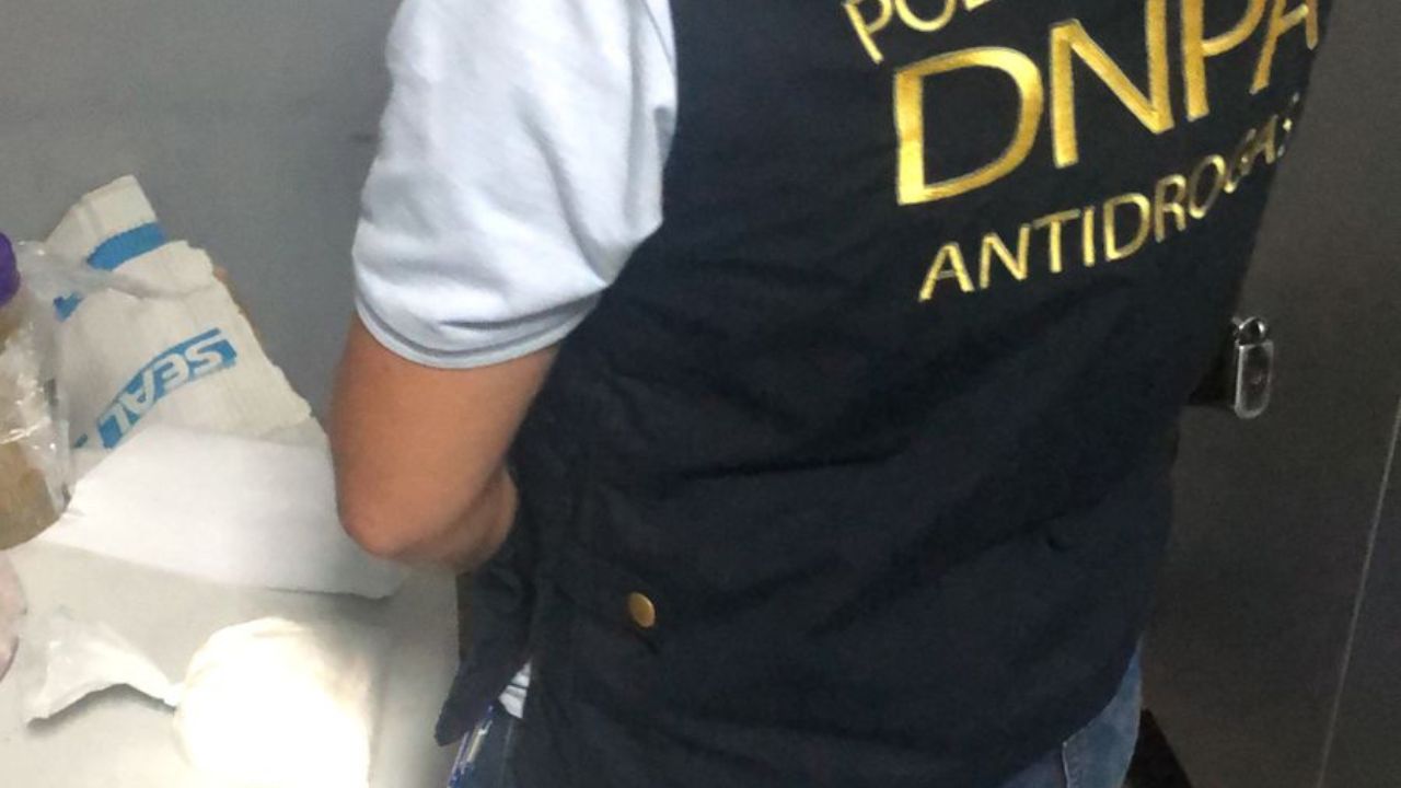 Decomisan supuesta cocaína oculta en lácteos que llevaban de Honduras a Houston, Texas