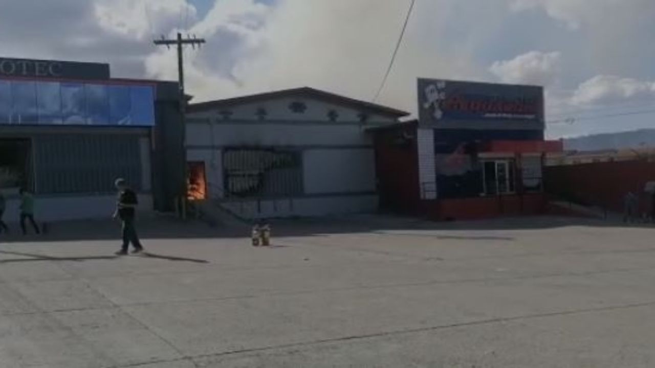 Incendio destruyó bodega de papel y otra de repuestos  automotriz en Tegucigalpa