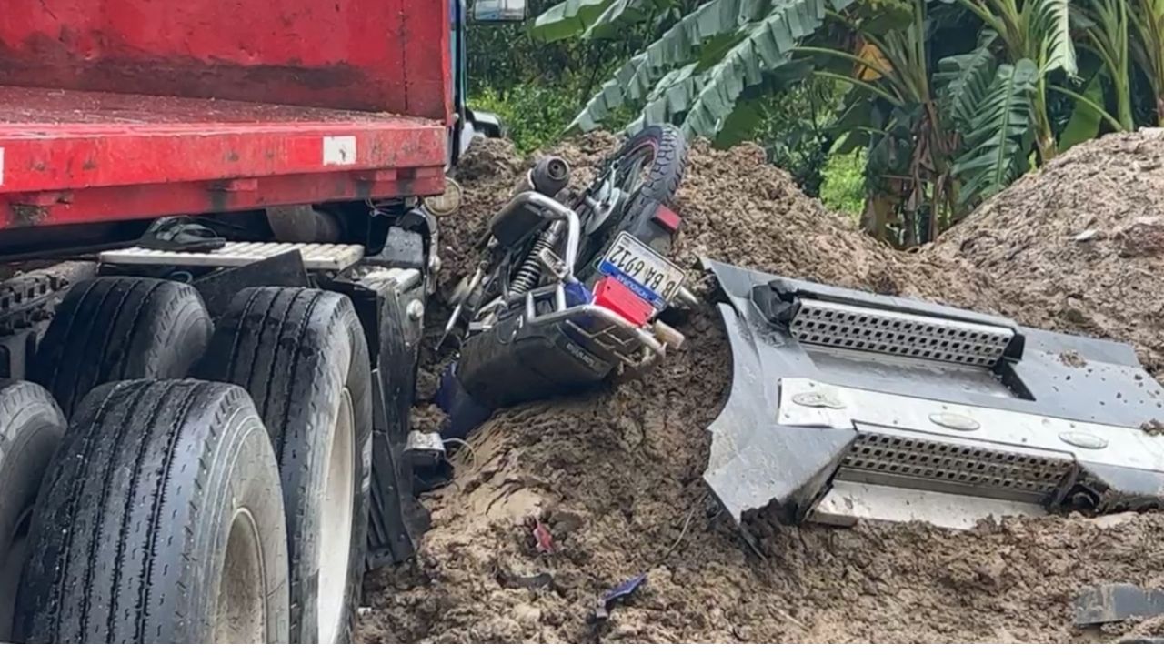 Guardia a bordo de una moto muere al estrellarse contra rastra en Choloma
