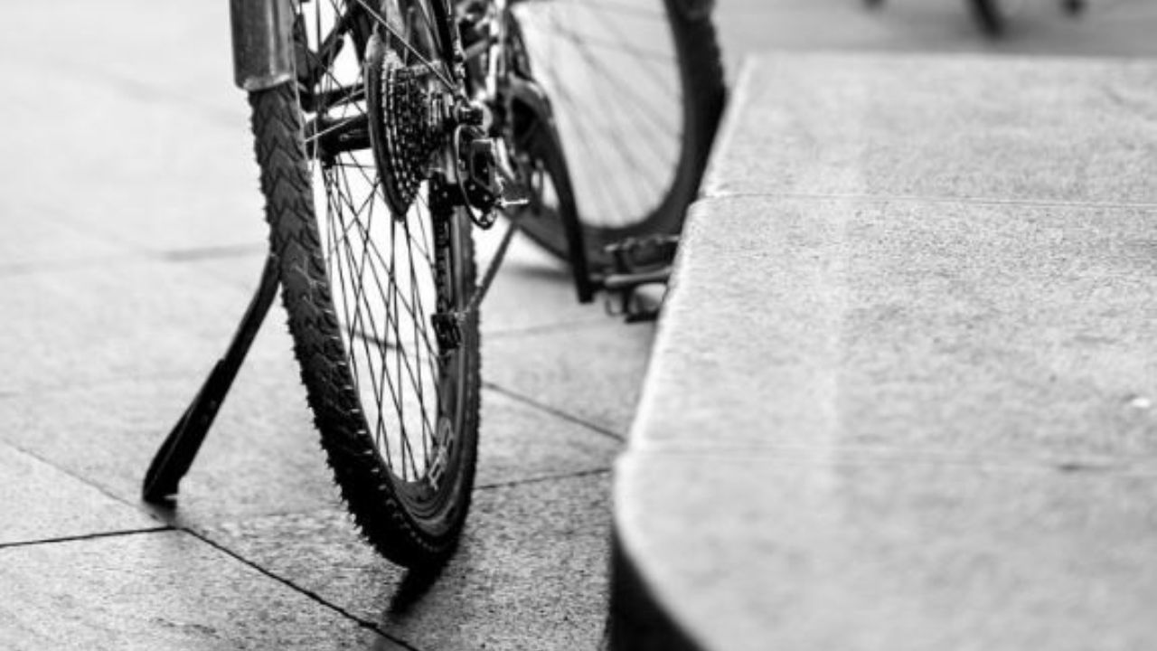 'Dame el cel o te pico', así intimida niño de 8 años a su víctimas abordo de su bicicleta