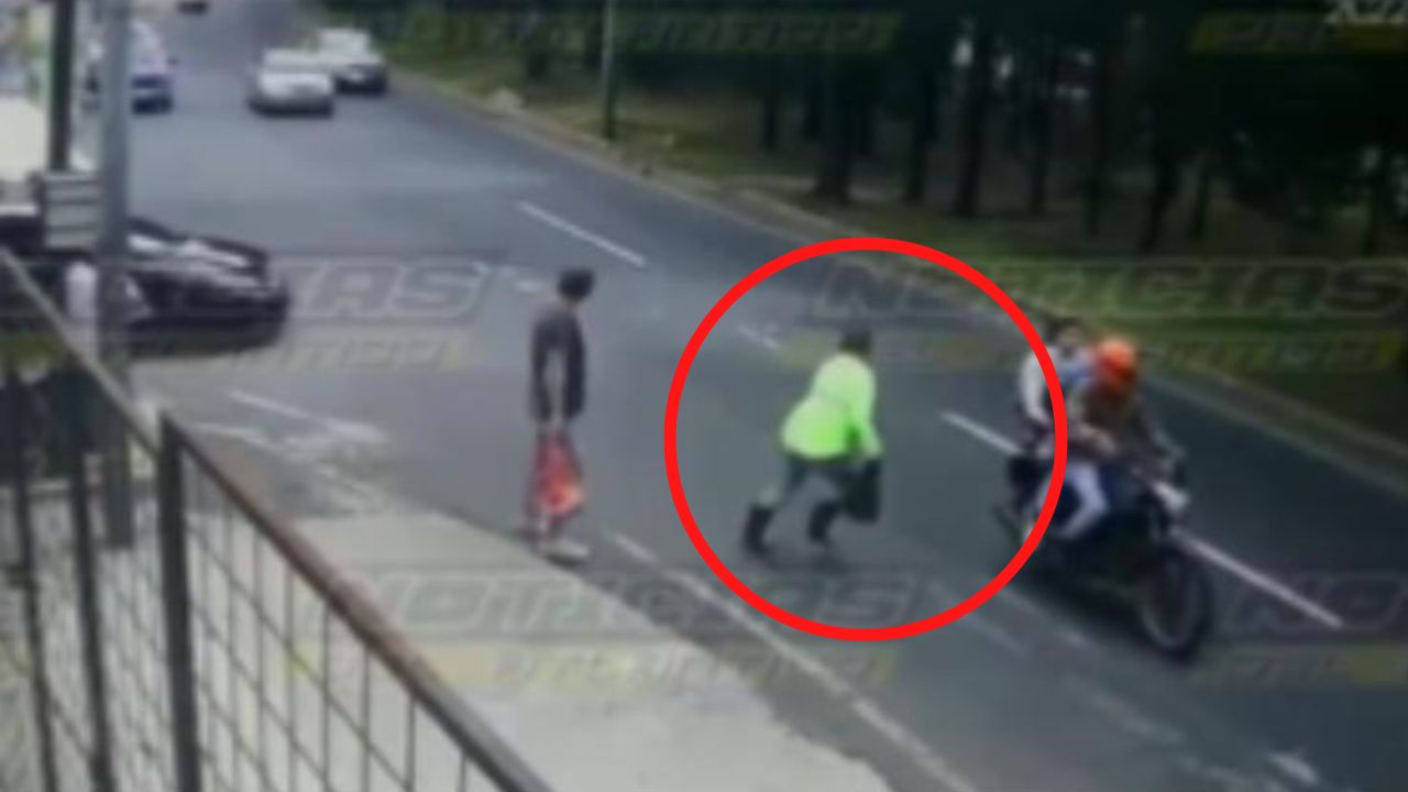 Mira cómo vehículo a exceso de velocidad atropella a persona que cruzaba la calle