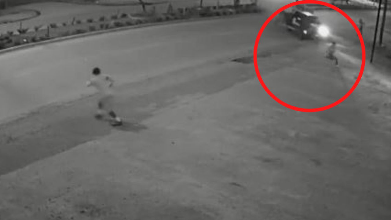 ¡De película! Vehículo cruza la mediana y a contravía arrolla a hondureño antes de estrellarse en autolote