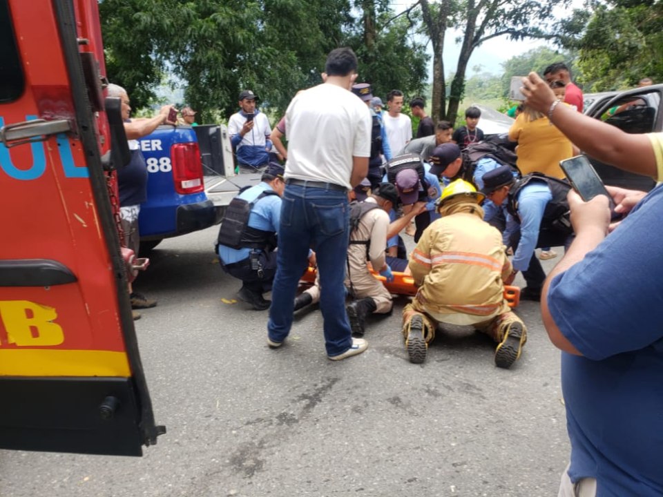 Cinco heridos en un accidente entre taxi y pick up en la CA 13, en el desvío de Saladito