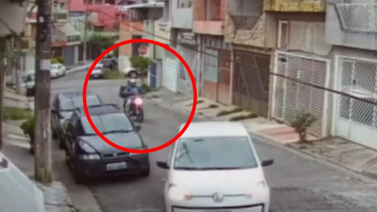 Vídeo: Conductor atropella a dos sujetos que pretendieron asaltarlo en moto