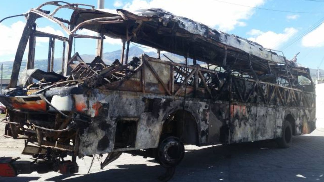 Calcinados quedaron dos 'rapiditos' tras incendio en zacatera en la capital