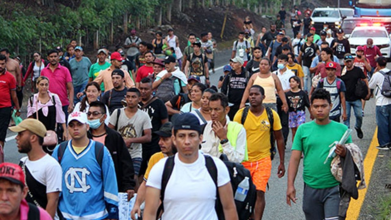 Autoridades migratorias dispersan caravana de migrantes al sur de México