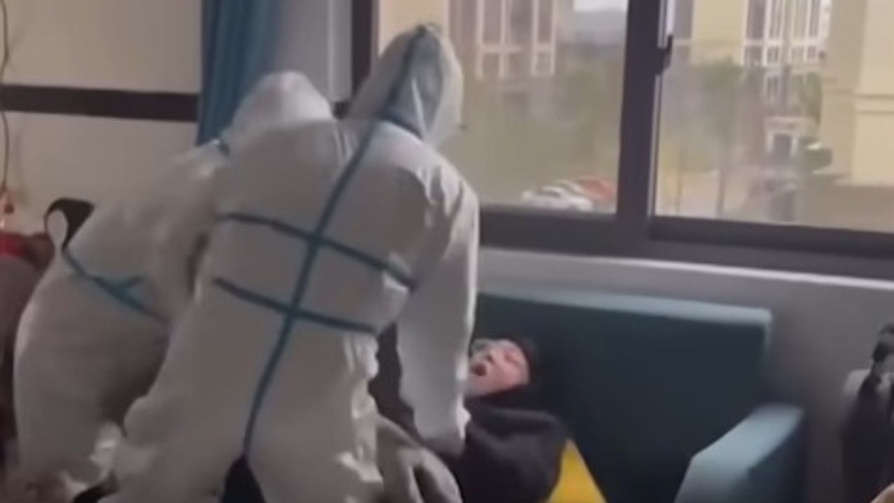A la fuerza lo sacan de su casa para mandarlo a cuarentena por sospecha de covid