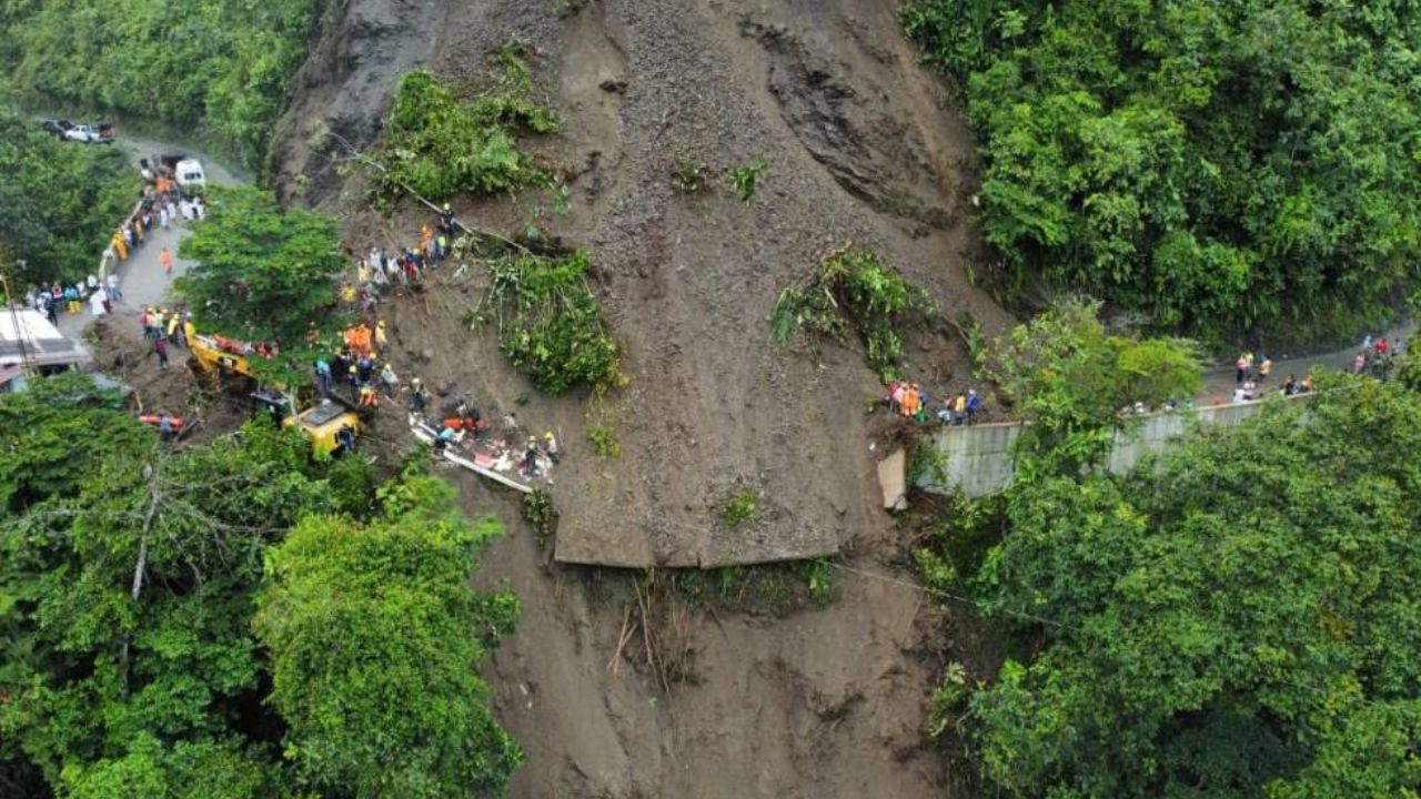 Al menos 3 muertos y 20 personas sepultadas tras deslizamiento en Colombia