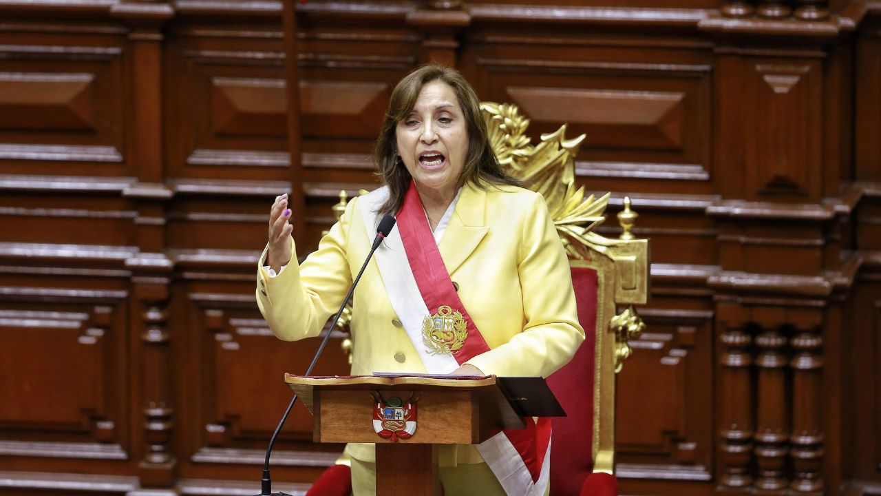 Dina Boluarte jura como primera presidenta de la historia de Perú