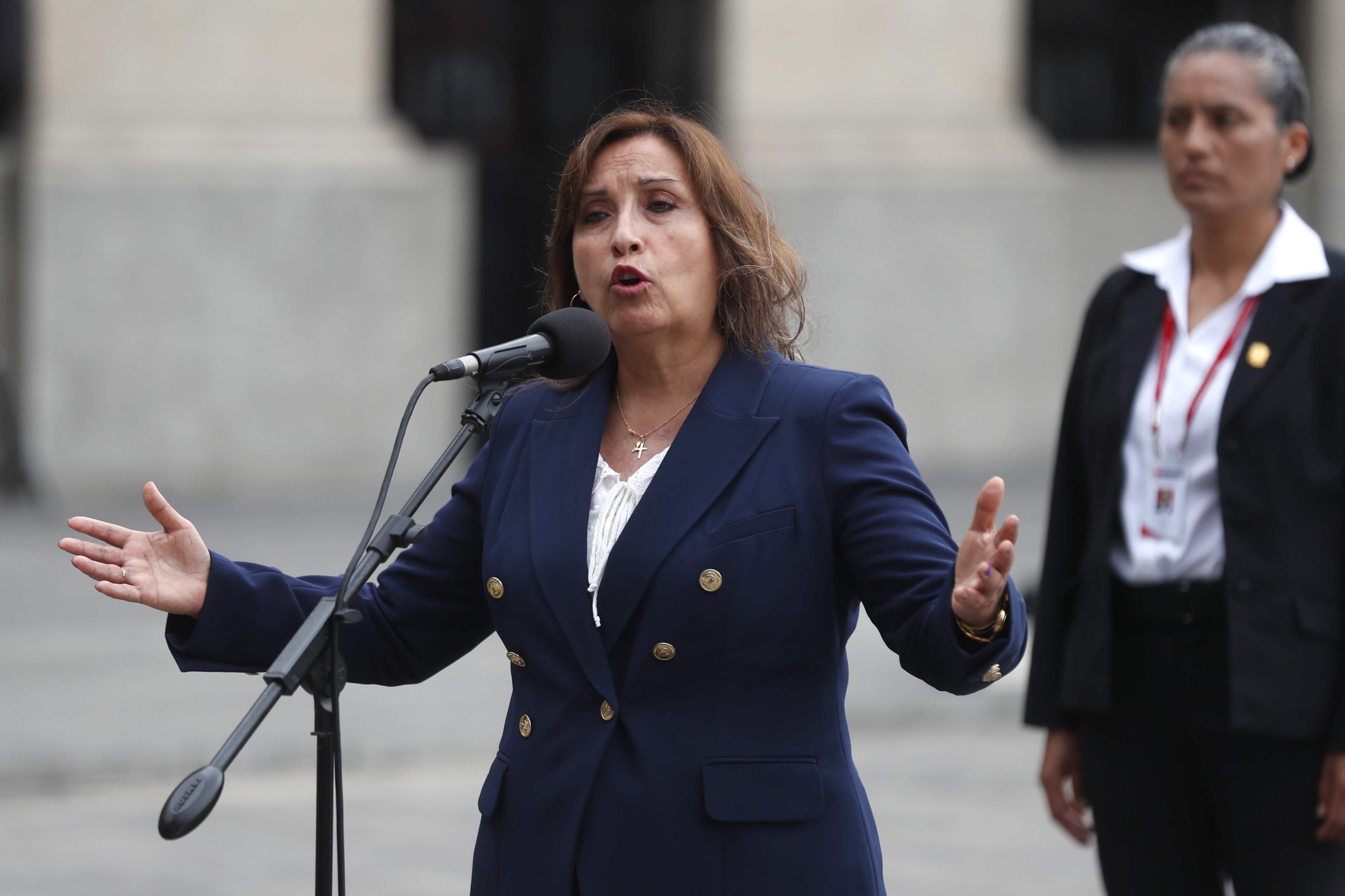 Dina Boluarte dice que se mantendrá 'firme' en la Presidencia de Perú