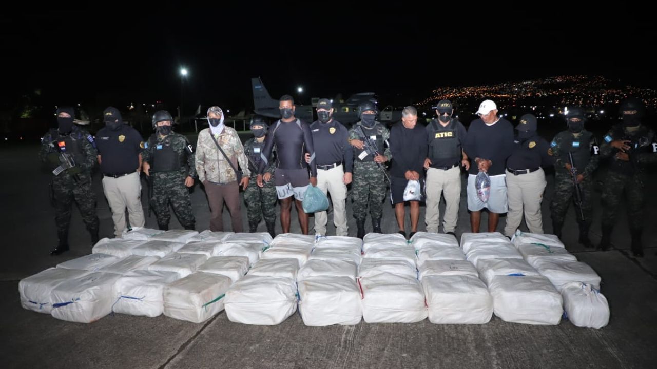 En un tercer vuelo llegan más fardos de droga decomisados en Gracias a Dios