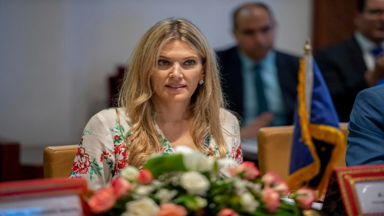 Eva Kaili, de estrella de TV y de la Eurocámara, a imputada por blanqueo de capitales