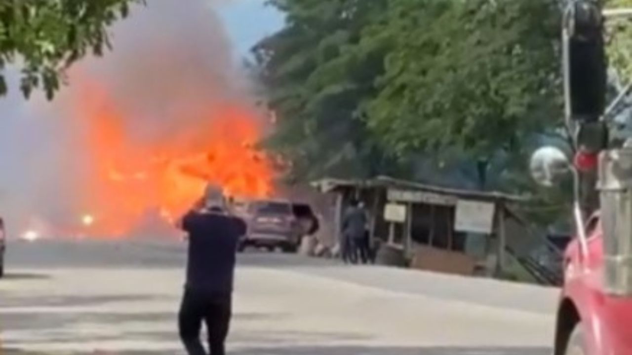 Video: Así fue el incendio que consumió  caseta de cohetes en salida a El Progreso