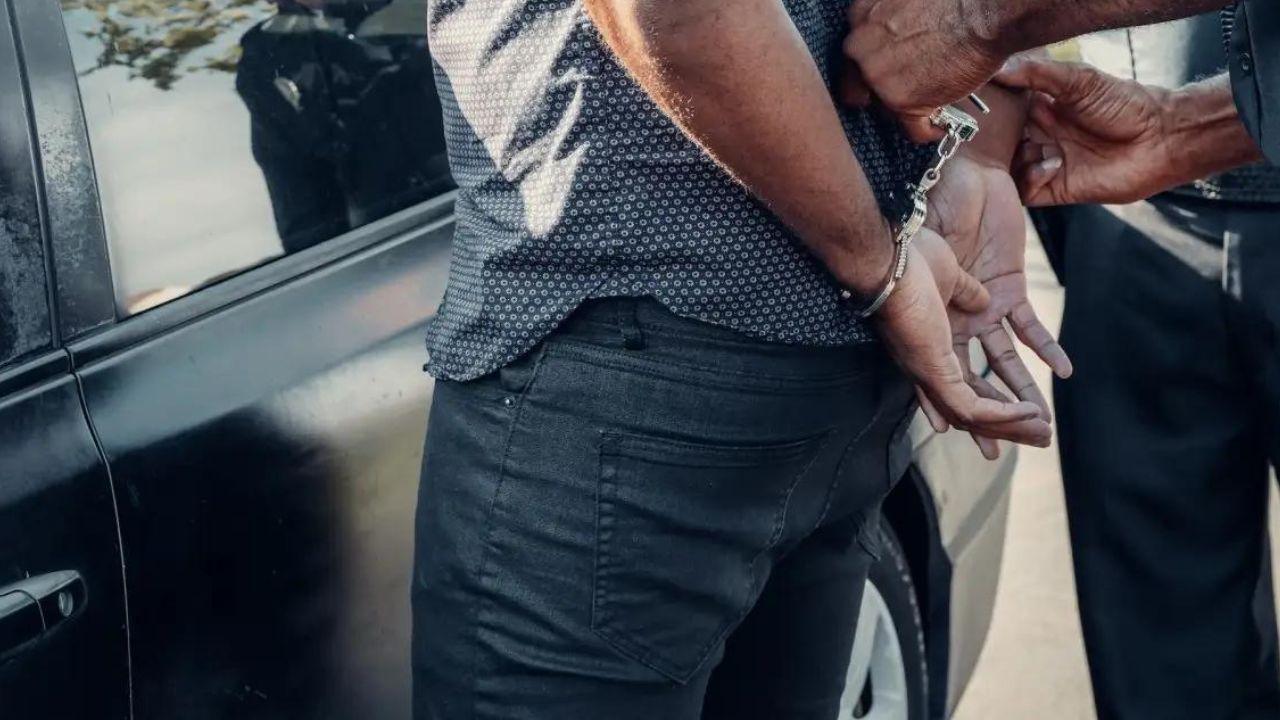 ¡Insólito! Ladrón cayó en manos de la Policía por un desliz: oler la ropa interior de una mujer