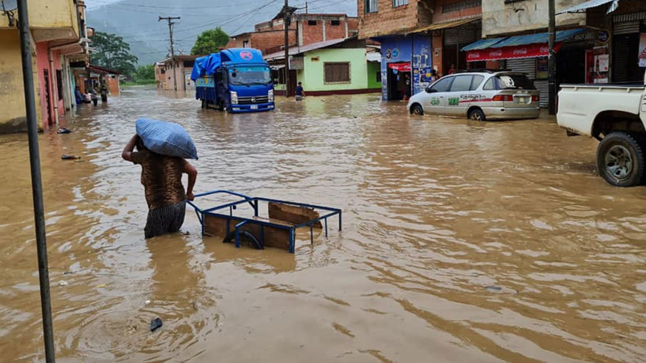 11 muertos y decenas de miles evacuados por inundaciones en Filipinas
