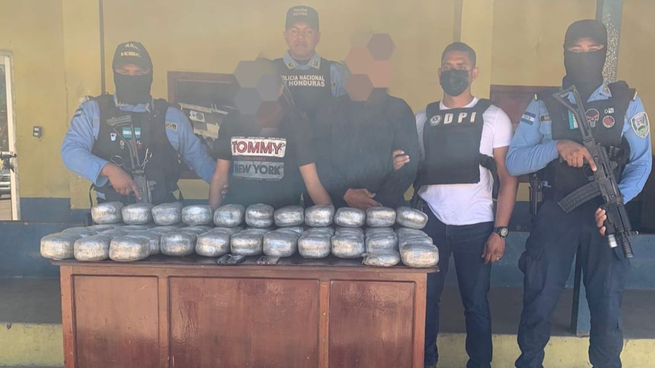 Imagen de Padre e hijo detenidos por transportar supuesta marihuana en maletas