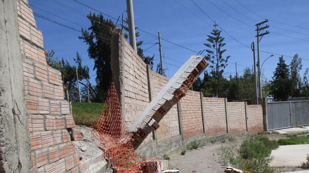 Un bebé y un niño de ocho años, mueren tras la caída de un muro, en Colombia