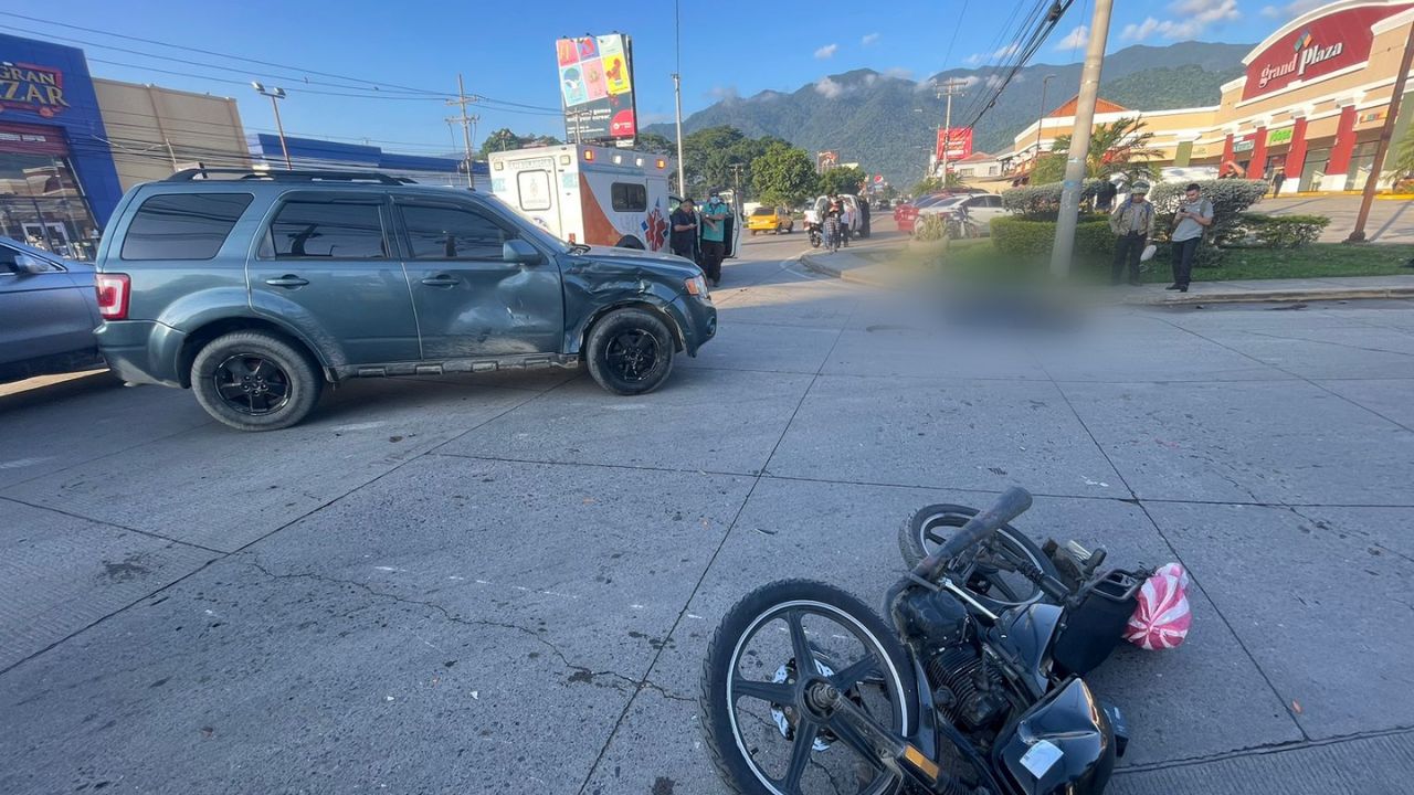 Motociclista hondureño que iba hacia su trabajo murió tras ser atropellado por camioneta