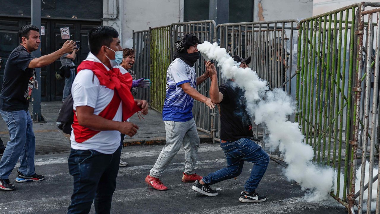 Perú decreta estado de emergencia 60 días en región epicentro de protestas