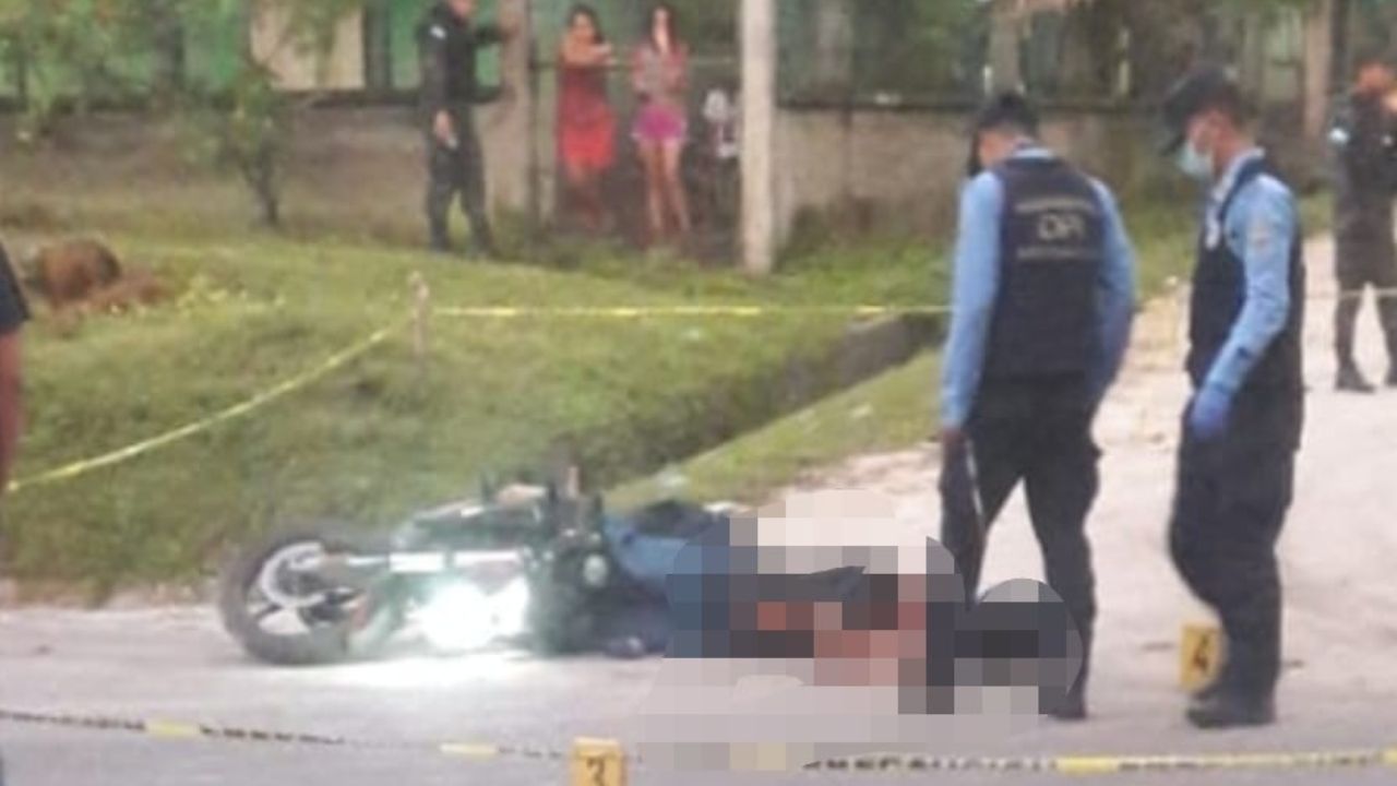 'Osvaldo, qué te han hecho': El desesperado llanto de la esposa del motociclista asesinado en Choloma